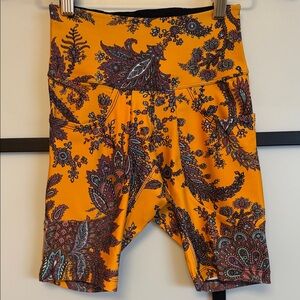 Twin Fantasy Yellow Paisley High-Waist Biker Shorts Pockets - Size XS